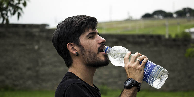 porqué es importante beber agua