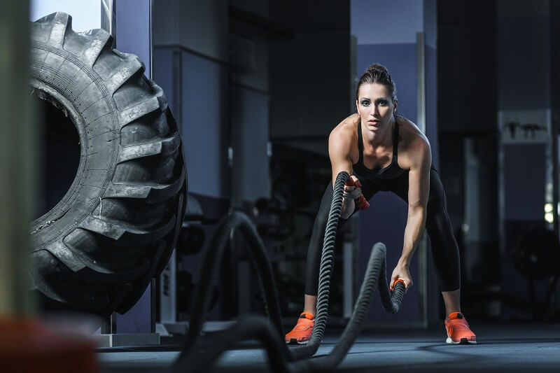 Chica con música en crossfit