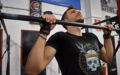 Protección contra las dominadas: Beneficios de usar calleras en CrossFit